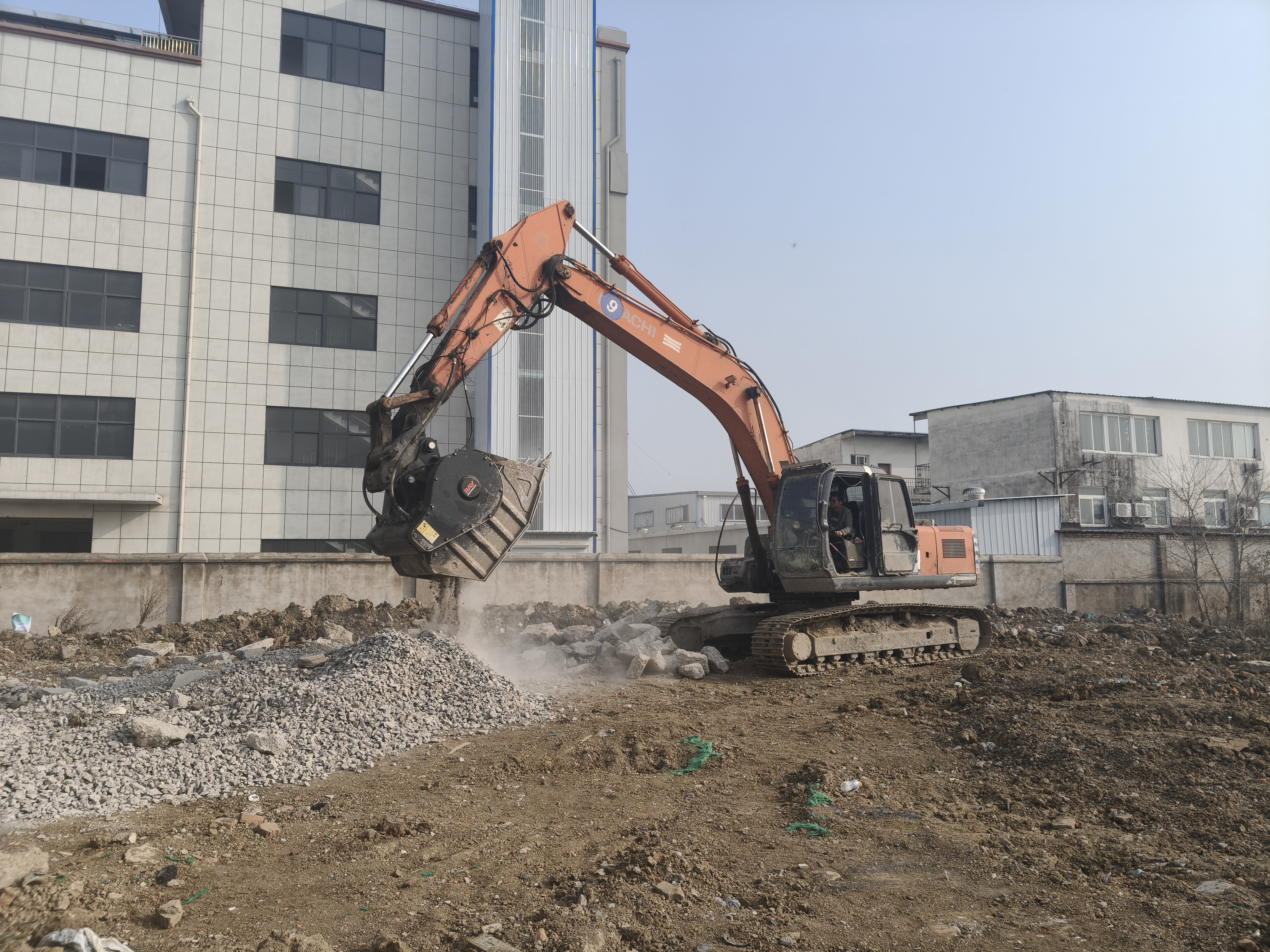 Britagem sem esfor&ccedil;o no local: RAY Attachments RMB80 inova em projetos rodovi&aacute;rios